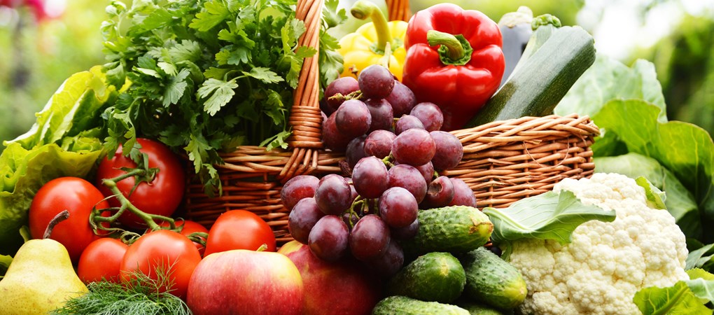 Früchte und Gemüse Korb